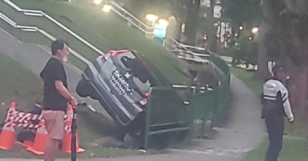 CAR DROVE UP FOOTPATH @ AMK & ENDS UP INSIDE LONGKANG, DESTROYED ...