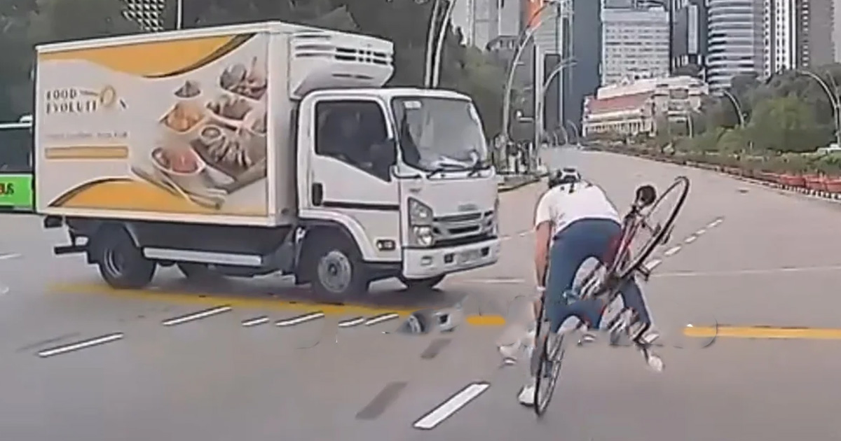 Dreaming Cyclist Ran Red Light Nearly Hit By Lorry, Brakes and Ownself ...