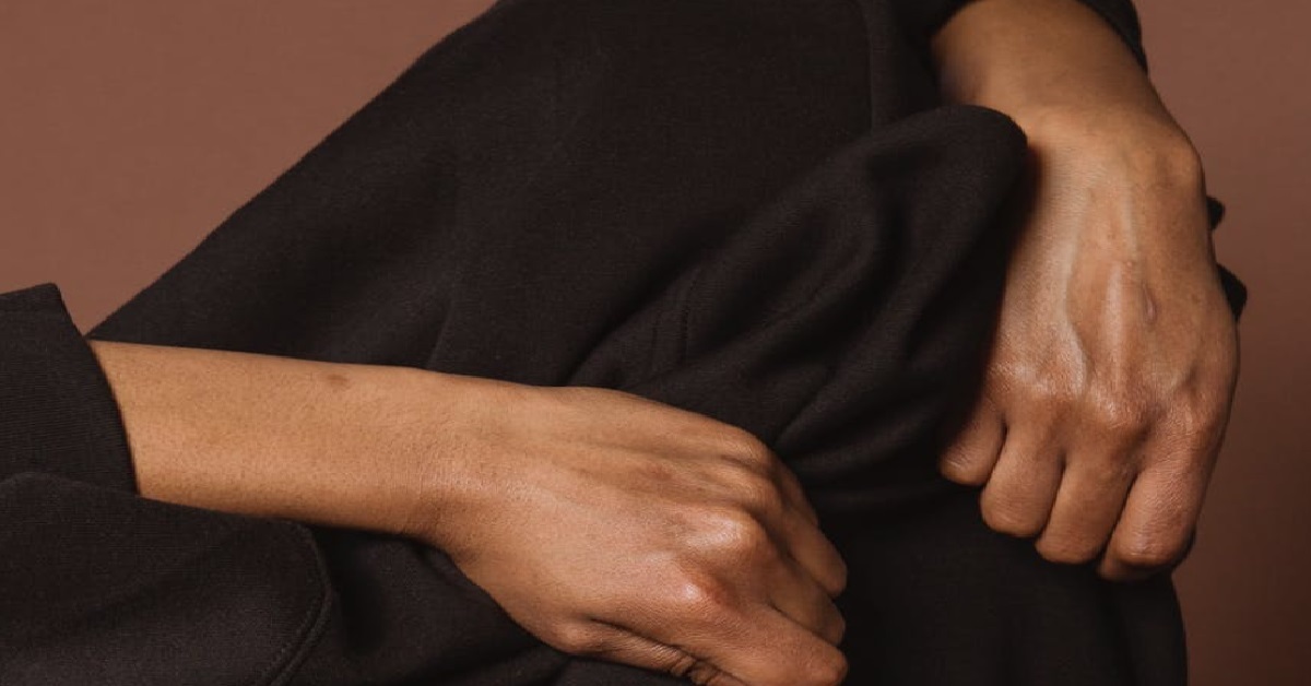 GIRL TRIED ON SHIRT AT SHOP, FINGER ACCIDENTALLY WENT INTO STAFF’S MOUTH