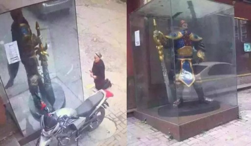 Granny pray to League Of Legend’s Garen, She thought it’s a deity. lmfao