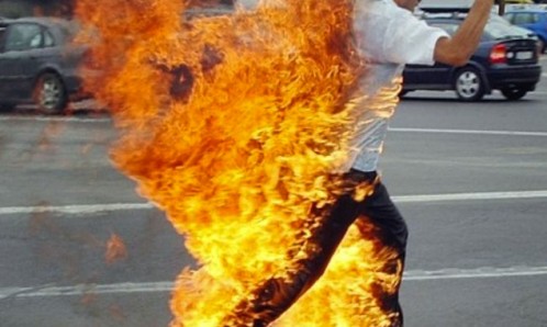 Man sets himself on fire at geylang