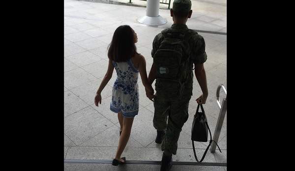 NSF Wear Uniform Carry GF handbag, got scolded by netizens