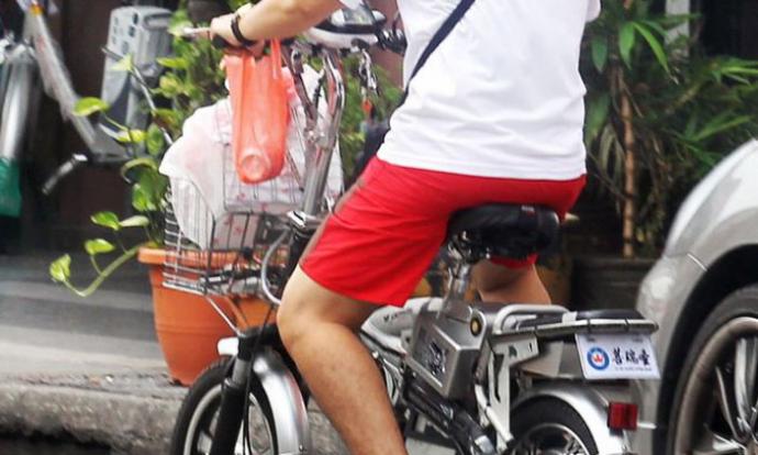 E-biker ramp into an old aunty and rides away without help