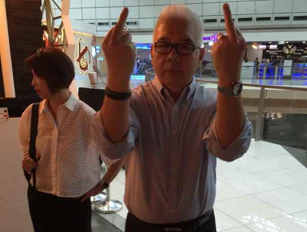 Racist Singapore Couple Cut Queue Still Want Scold People
