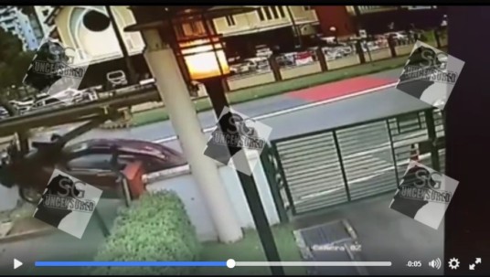Car Crash On To Walkway Right Outside a Chao Chu Kang Primary School(Video)