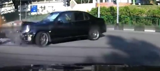 SG Guy thinks he tokyo drift, crashed!! (Video)