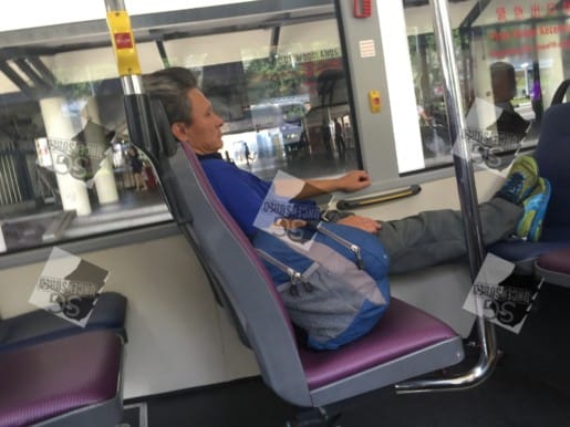 SG Man body smell of alcohol acting like a boss in bus