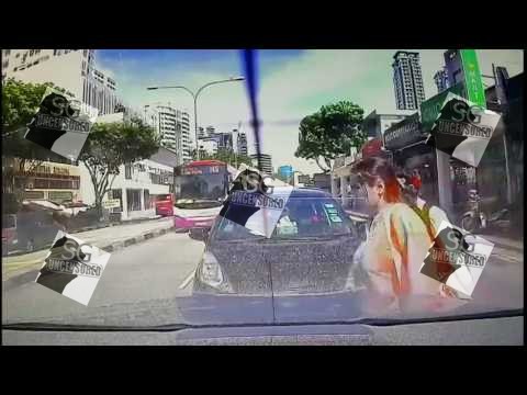 SG Woman Cross Road No See Got Banged By Bus(Video)