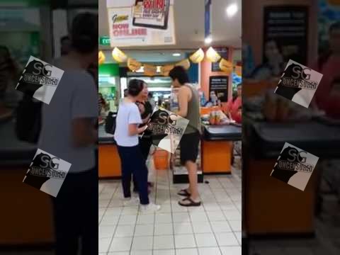 Lao Lian Vulgar Auntie Fight Couple Carrying Child at Vivocity Giant(Video)