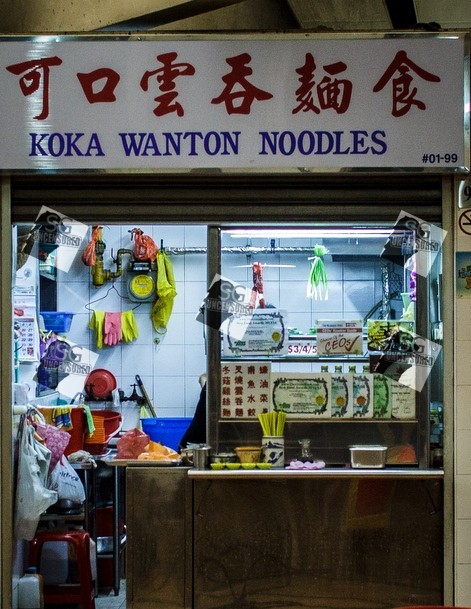 Man get angry after waiting for wanton mee, smash stall with beer bottle and punch woman