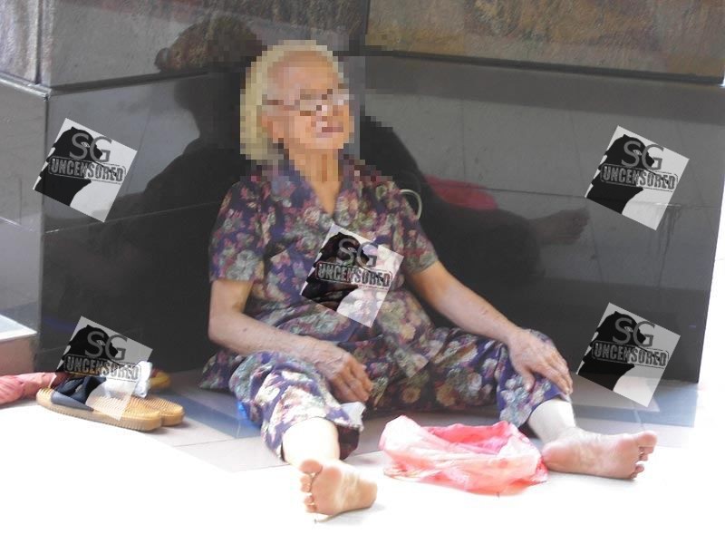 Beggar Auntie At Yishun MRT “Pui only 1 dollar coin so stingy”