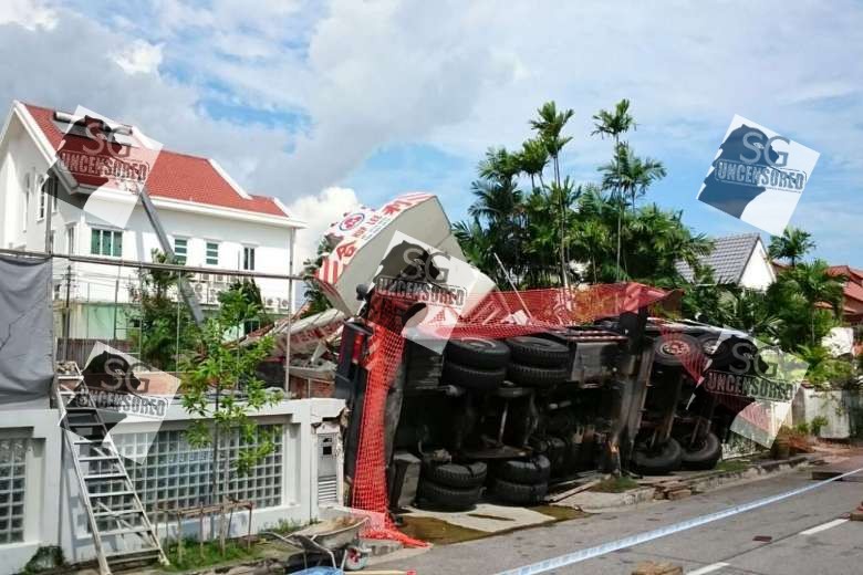 Overloaded crane overturned at Siglap road and crashed into houses