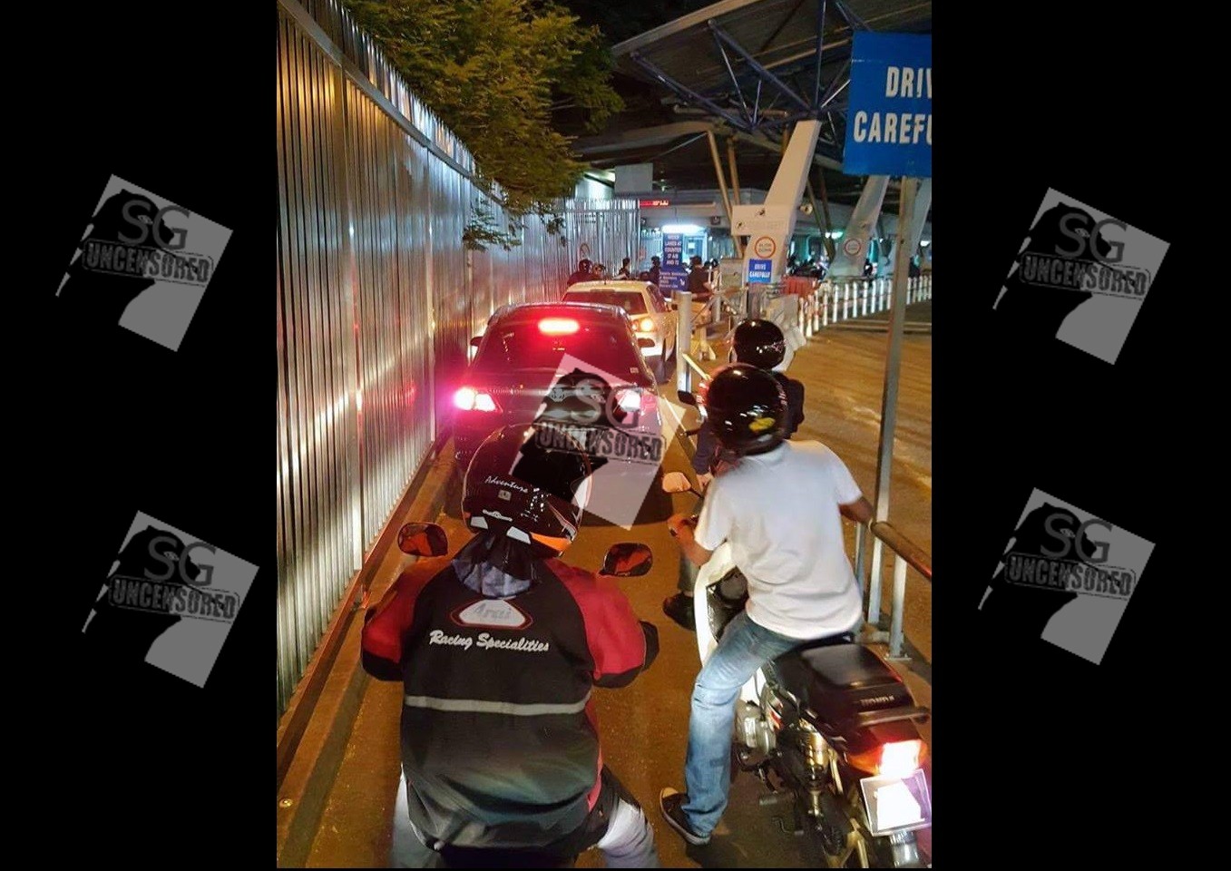 Two Smart A*S Singapore Cars Go To Motorbike lane and caused Massive Jam