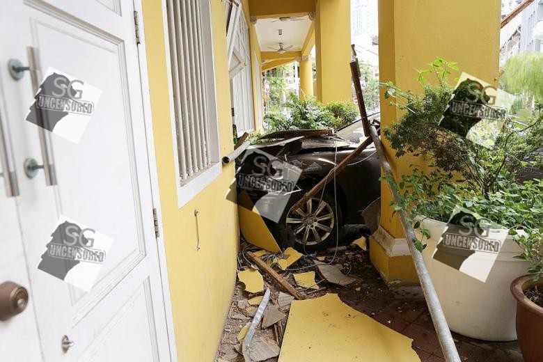 80 Year Old Man Crashed Mercedes Into Tanjong Pagar Eatery. -.-“