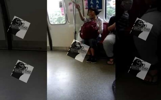 CRAZY AUNTIE IN MRT ATTACKED AND ACCUSED BANGLAH FOR PEEPING HER(VIDEO) PART 2