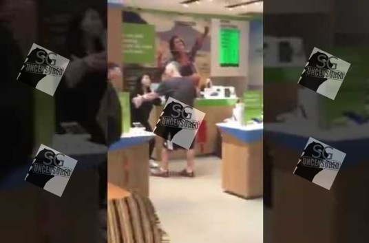 PISSED OFF CUSTOMER ABUSED STARHUB STAFF AT TIONG BAHRU PLAZA( VIDEO)