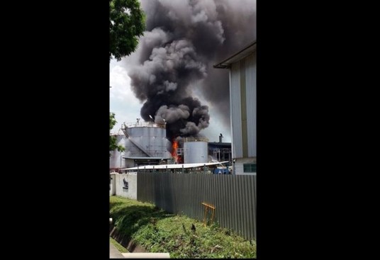 EXPLOSION AT NSL OIL CHEM WASTE MANAGEMENT AT TANJONG KLING ROAD(VIDEO)