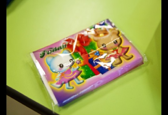 PUT TISSUE PAPER ON TABLE TO RESERVE BIG F? “I THROW IT AWAY LOH” Embarrassing lei..