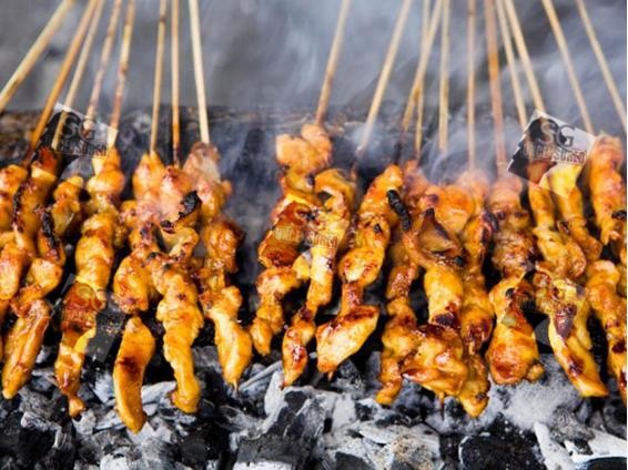 Man posted satay seller cheat him 3 sticks of satays and call them buggers gets excellent reply from satay seller