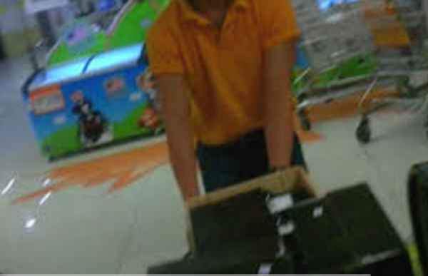 Netizen Complains Staff’s “KUNG FU” for handling trolley At Buki Timah Supermarket