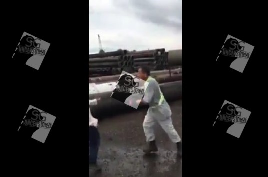 Uncle Fight At Construction Site. “MY L*J LET U BITE!” Got Kick In The Nuts? (VIDEO)
