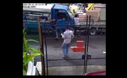 LORRY LOST CONTROL MAN KENA CRUSHED (VIDEO)