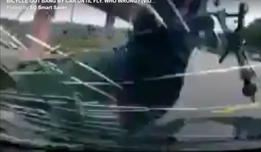 BICYCLE GOT BANG BY CAR UNTIL FLY. WHO WRONG? (VIDEO)
