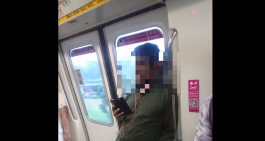 BEWARE! Man Took Photos Of Girls With Short Skirt In MRT