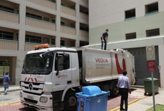BLOODY BODY FOUND ON TOP OF RUBBISH TRUCK AT TAMPINES BLK 450G