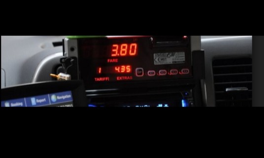 TAXI KNEW METER IS MORE EXPENSIVE THAN GRAB. HE FORCE THE PASSENGER TO PAY THE HIGHER FARE