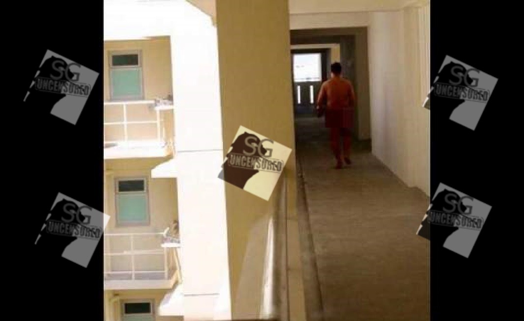 NAKED MAN AT JURONG WEST ST 42 HDB BLK 560!!!