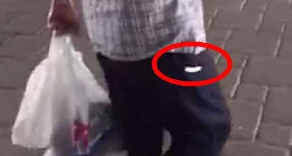 PUNGGOL MRT UNCLE LIKE TO PLAY HOKKIEN VULGARITIES ON LOUDSPEAKER