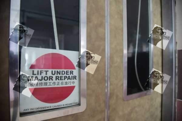 LIFT AT ANG MO KIO HDB NEARLY CHOP OFF A GUYS HAND.