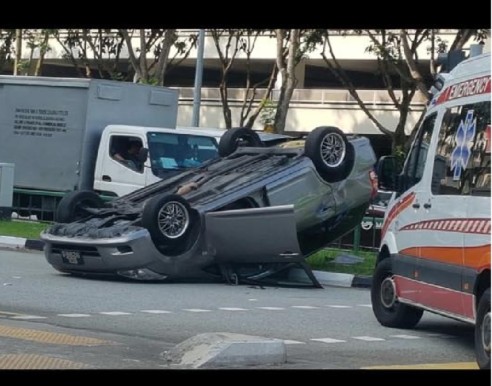 Accident At SengKang Eastway. Car Overturn. “Turtled”