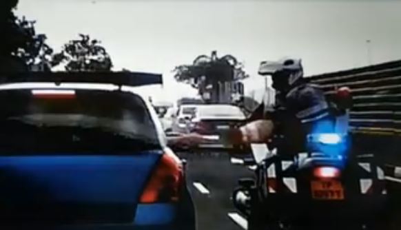 TP SPOT GUY ON PHONE. CONFISCATE PHONE STRAIGHT SIA! (VIDEO)