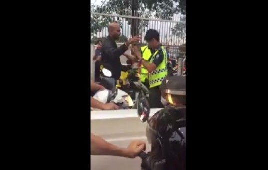 MALAYSIA BIKER ARGUING WITH SINGAPORE ICA OFFICER DOING HIS JOB!!!! (VIDEO)