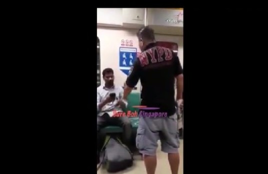 GANGSTER UNCLE SCOLD PEOPLE FOR USING PHONE IN MRT(VIDEO)