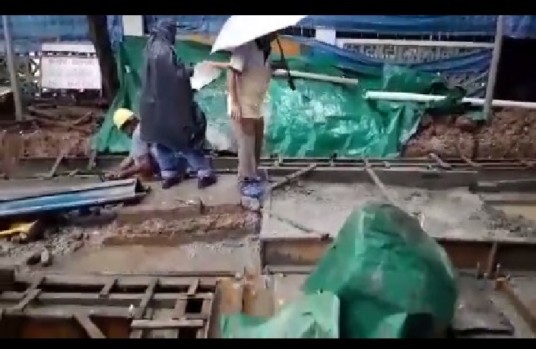 Video of a construction supervisor threatening his worker with a hammer!