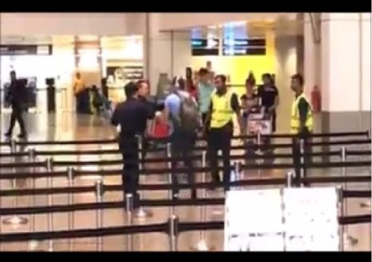ANG MOH MAN RESIST ARREST AT CHANGI AIRPORT (VIDEO)
