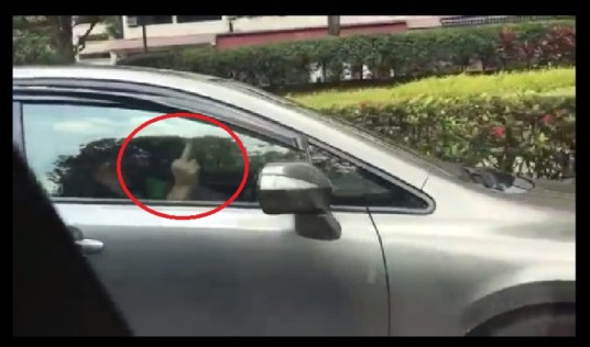 DRIVER POINT MIDDLE FINGER AND PLAY “JAM BREAK GAME” (VIDEO)