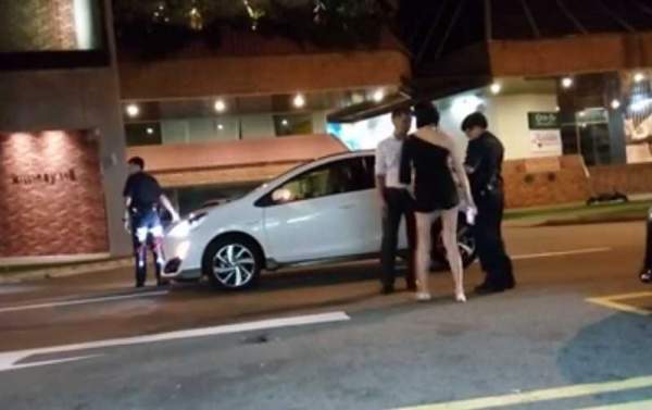SG WOMAN DRINK AND DRIVE. WANT RUN AFTER HITTING CYCLIST. BUT CAUGHT BY POLICE(VIDEO)