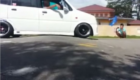 SG CAR STOPPED BY MALAYSIA POLICE, BUT MALAYSIAN CARS IGNORED FOR SAME OFFENCE
