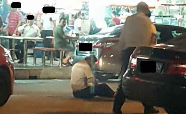 UNCLE TOO STRESS THROW HIMSELF IN FRONT OF CAR AT GEYLANG