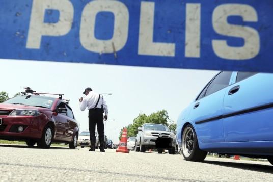 J.B POLICE :WE ARE TRACKING DOWN SINGAPOREAN MOTORIST WITH UNSETTLED TRAFFIC SUMMONSES!!