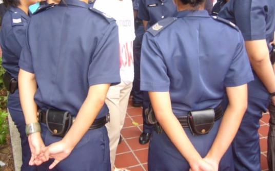 WOMAN AGE 29 TRY TO BRIBE THREE POLICE OFFICERS GET ARRESTED INSTEAD
