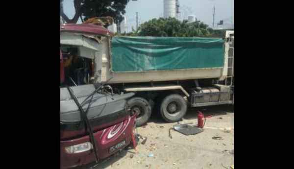 BUS HITS TRUCK AT JURONG ISLAND. 1 DEAD,  9 OTHER INJURED
