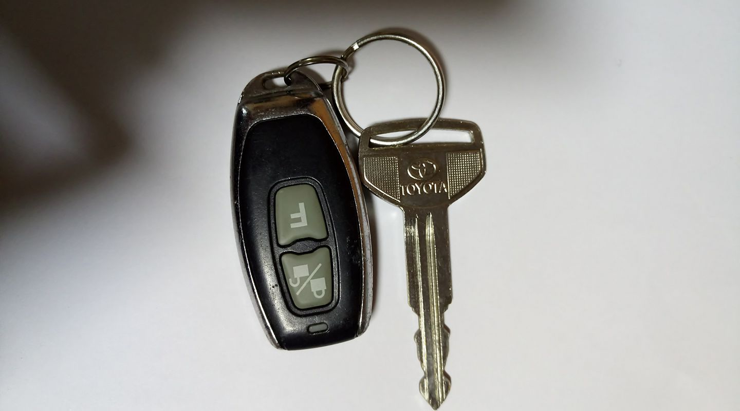 ANYONE LOST YOUR TOYOTA KEY AT UBI AVE 1 BLK 325? PLEASE SHARE TO FIND OWNER!