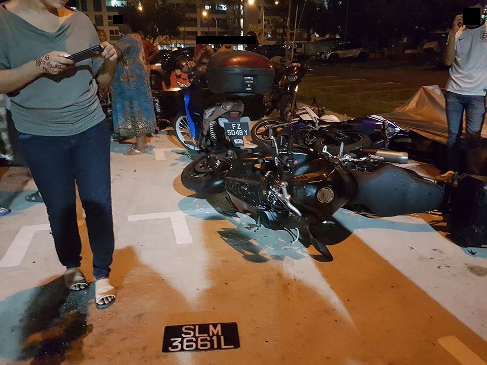 ACCIDENT AT PASIR RIS. CAR HIT MOTORBIKES THEN RAN AWAY!