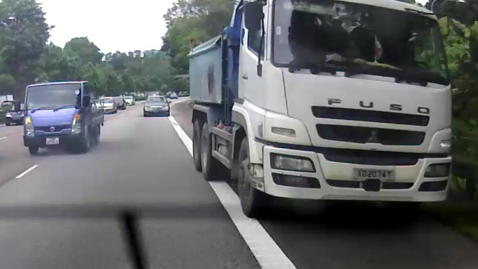 TRUCK USES SHOULDER LANE TO TAKE OVER @ MANDAI EXIT! (VIDEO)