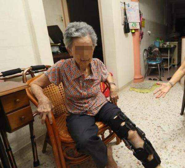 80 Y.O FIGHT WITH 70 Y.O GRANDMA OVER UMBRELLA AT AMK. UNTIL KNEE BROKEN!!